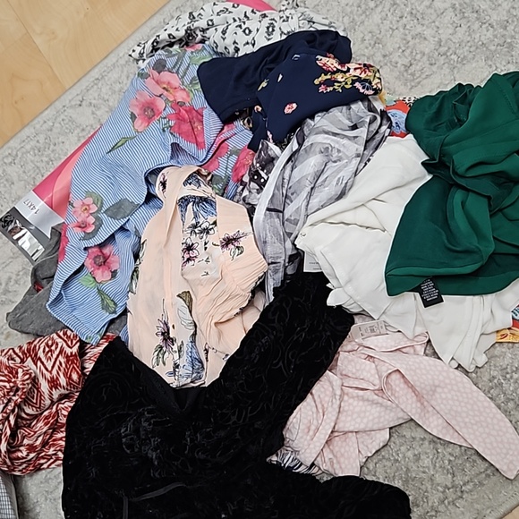 2. Mystery 5lb bundle medium items total of 13 items - Picture 3 of 3